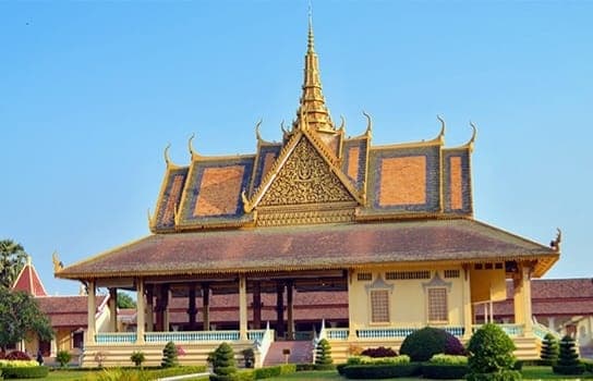 Phnom Penh: Între Strălucirea Regala și Tăcerea Câmpurilor de la Choeung Ek
